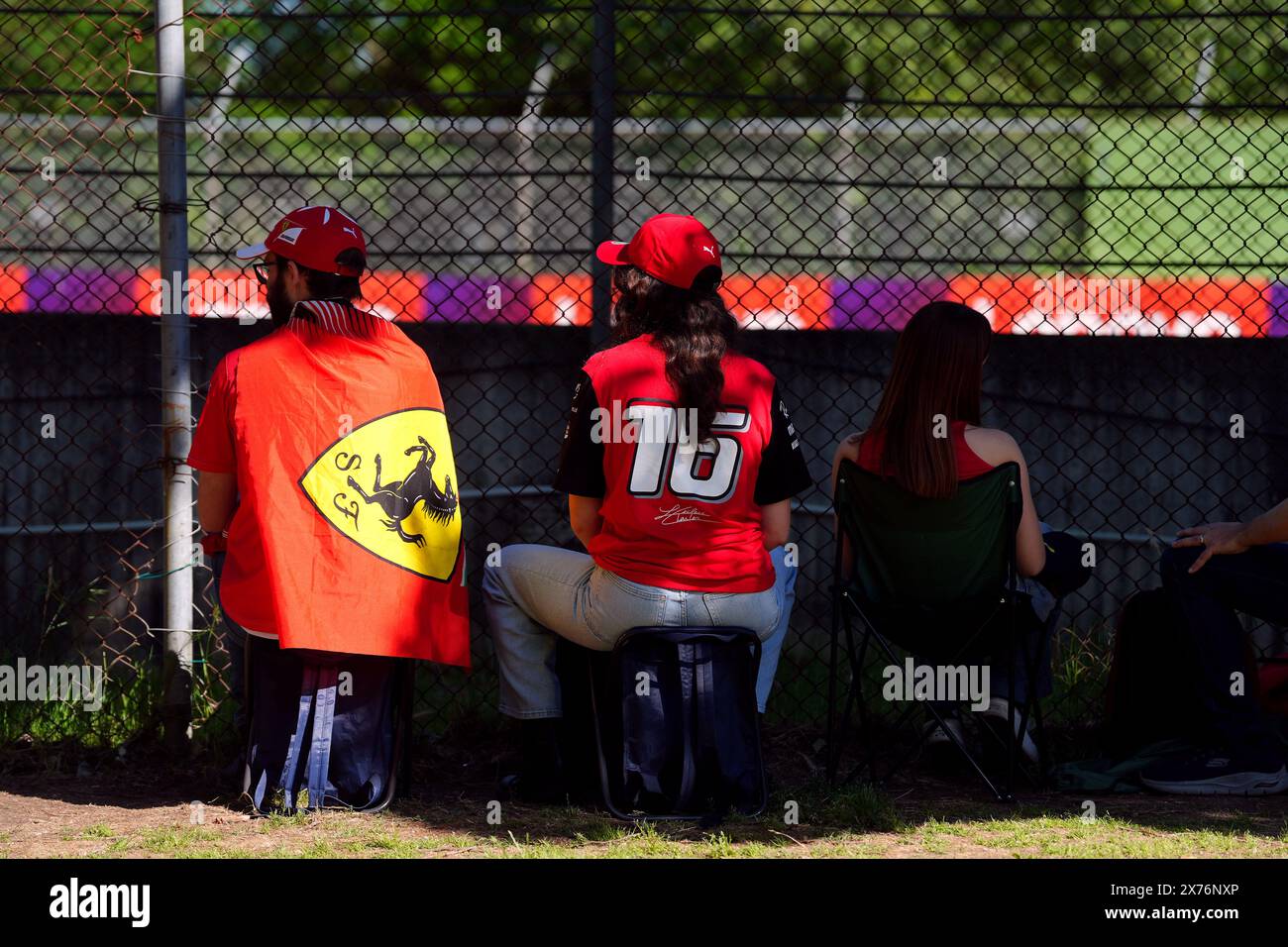 Ferrari-Fans während des Grand Prix von Emilia Romagna und des Qualifikationstages auf der Rennstrecke Autodromo Internazionale Enzo e Dino Ferrari in Italien. Bilddatum: Samstag, 18. Mai 2024. Stockfoto