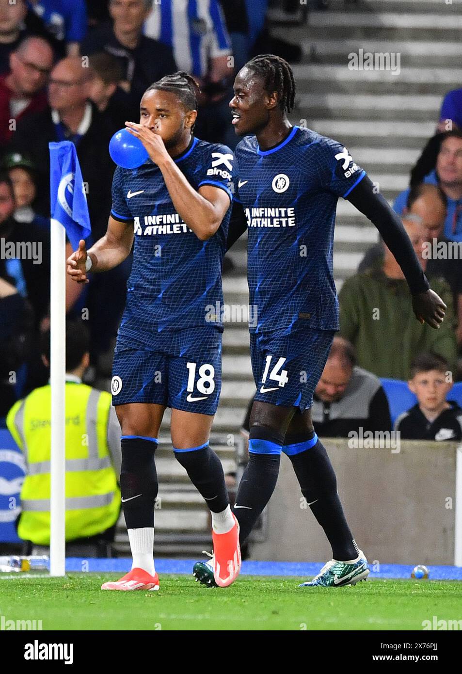 Christopher Nkunku aus Chelsea feiert das zweite Tor seines Teams und erzielt 0-2 Punkte – Brighton & Hove Albion gegen Chelsea, Premier League, Amex Stadium, Brighton, Großbritannien – 15. Mai 2024 nur redaktionelle Verwendung – es gelten Einschränkungen bei DataCo Stockfoto