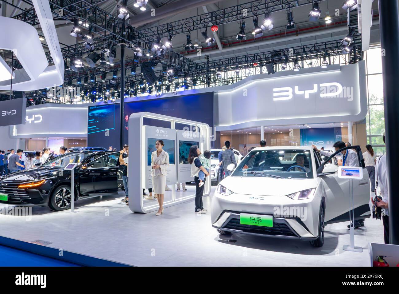 ZHONGSHAN GUANGDONG China-1. Mai 2024: BYD-Ausstellungshalle in einer Autoshow. Stockfoto