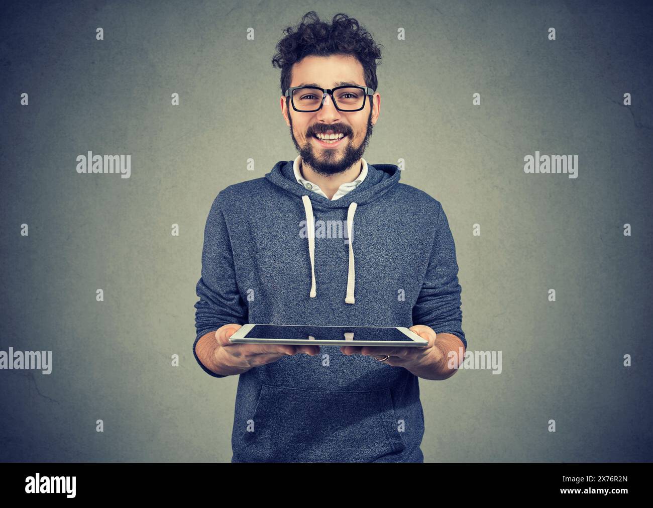 Fröhlicher Mann-Tech-Geek mit Tablet-Computer, der digitale Lösungen bietet Stockfoto