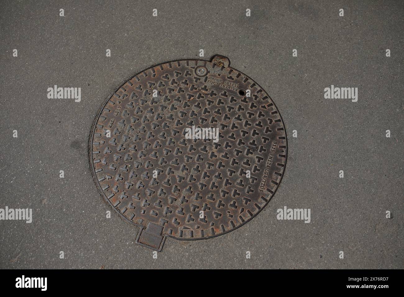 Schöner großer Kinderpark mit vielen Karussells Stockfoto