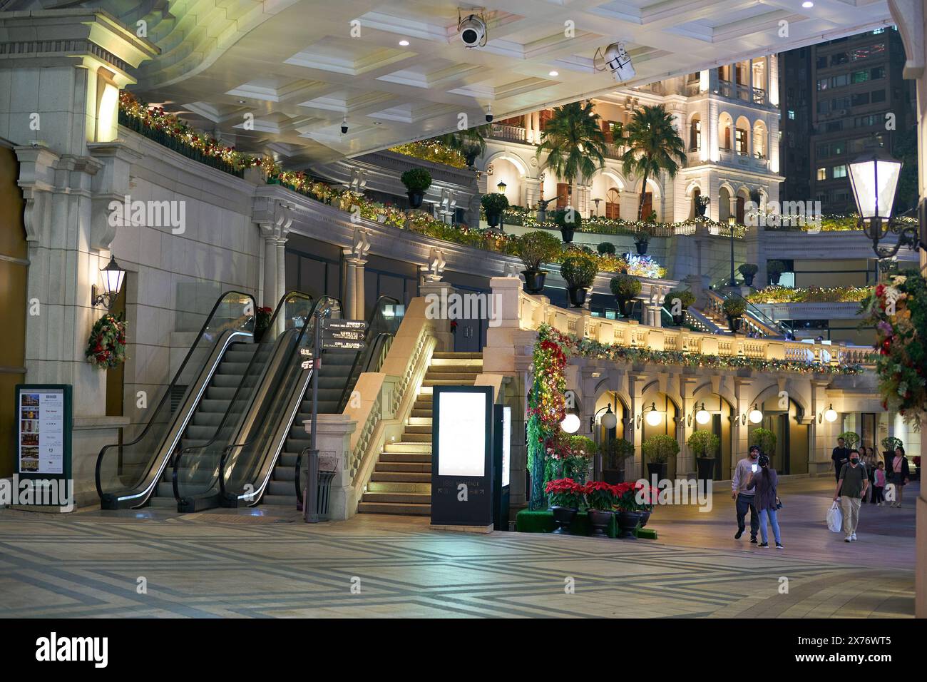 HONGKONG, CHINA - 5. DEZEMBER 2023: 1881 Heritage in der Nacht. Das ehemalige Hauptquartier der Marine Police befindet sich in Tsim Sha Tsui, Kowloon Stockfoto HONGKONG, CHINA - 5. DEZEMBER 2023: 1881 Heritage in der Nacht. Das ehemalige Hauptquartier der Marine Police befindet sich in Tsim Sha Tsui, Kowloon Stockfoto