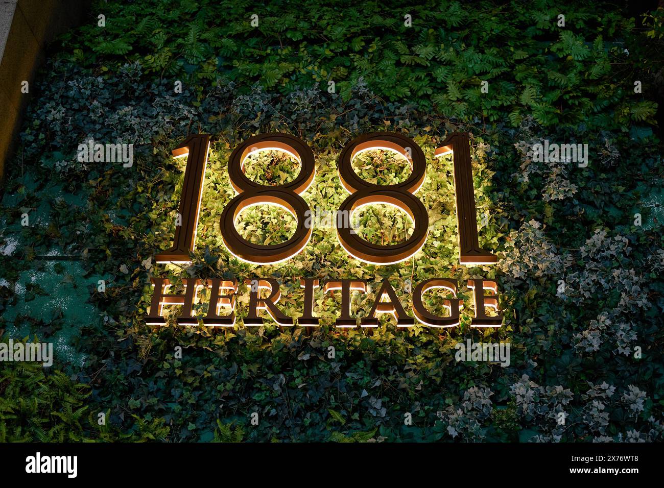 HONGKONG, CHINA - 05. DEZEMBER 2023: Nahaufnahme des 1881 Heritage-Schilds, wie bei Nacht zu sehen. Stockfoto HONGKONG, CHINA - 05. DEZEMBER 2023: Nahaufnahme des 1881 Heritage-Schilds, wie bei Nacht zu sehen. Stockfoto