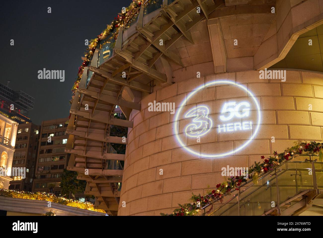 HONGKONG, CHINA - 5. DEZEMBER 2023: Eine Schilderprojektion, wie sie bei 1881 Heritage in der Nacht zu sehen ist. Stockfoto HONGKONG, CHINA - 5. DEZEMBER 2023: Eine Schilderprojektion, wie sie bei 1881 Heritage in der Nacht zu sehen ist. Stockfoto