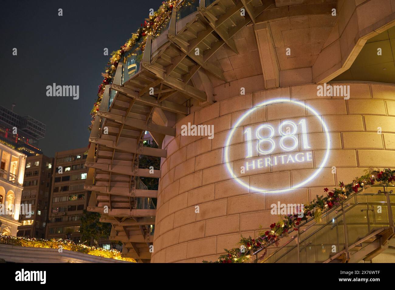 HONGKONG, CHINA - 5. DEZEMBER 2023: Eine Schilderprojektion, wie sie bei 1881 Heritage in der Nacht zu sehen ist. Stockfoto HONGKONG, CHINA - 5. DEZEMBER 2023: Eine Schilderprojektion, wie sie bei 1881 Heritage in der Nacht zu sehen ist. Stockfoto