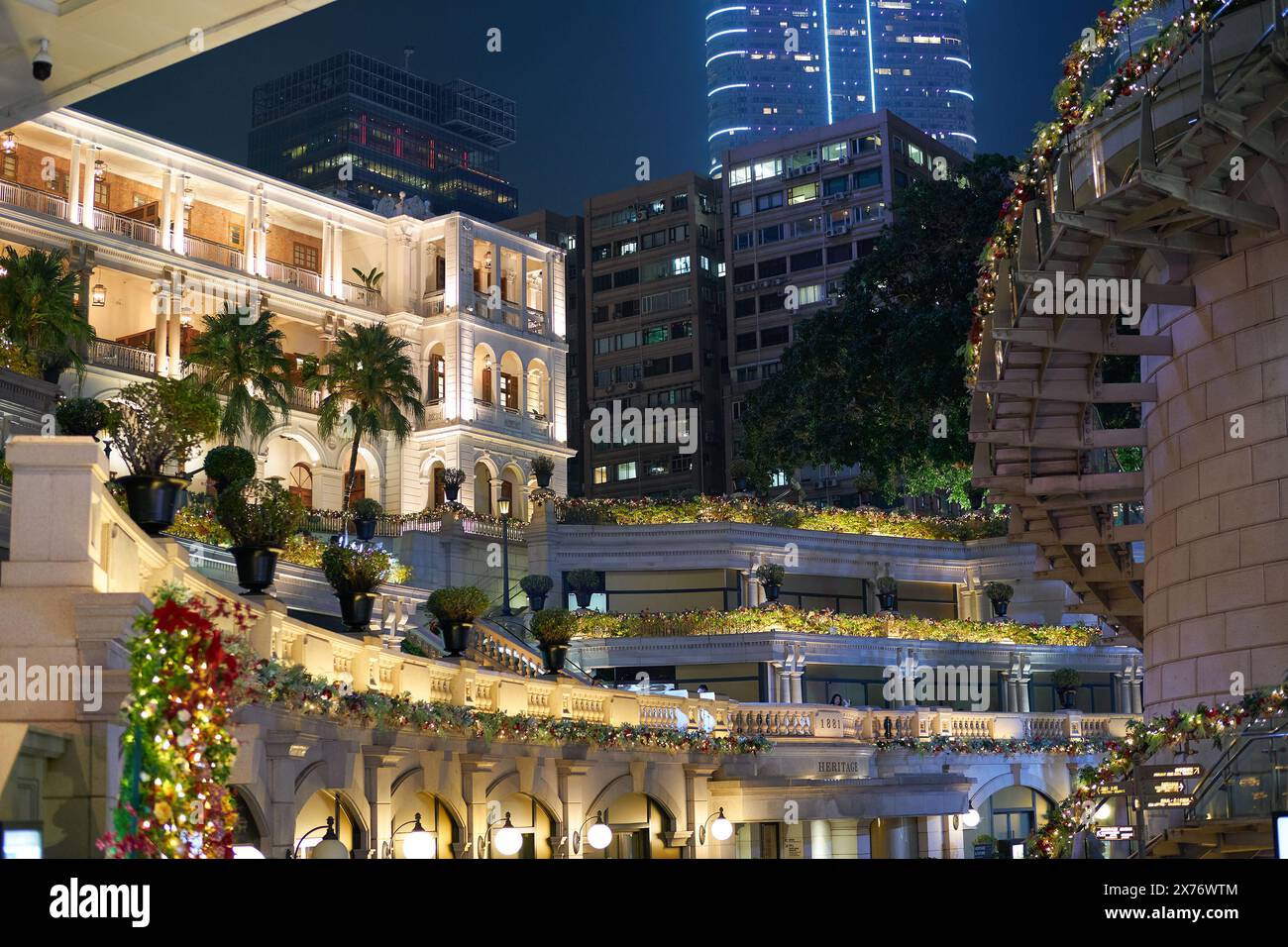 HONGKONG, CHINA - 5. DEZEMBER 2023: 1881 Heritage in der Nacht. Das ehemalige Hauptquartier der Marine Police befindet sich in Tsim Sha Tsui, Kowloon Stockfoto HONGKONG, CHINA - 5. DEZEMBER 2023: 1881 Heritage in der Nacht. Das ehemalige Hauptquartier der Marine Police befindet sich in Tsim Sha Tsui, Kowloon Stockfoto