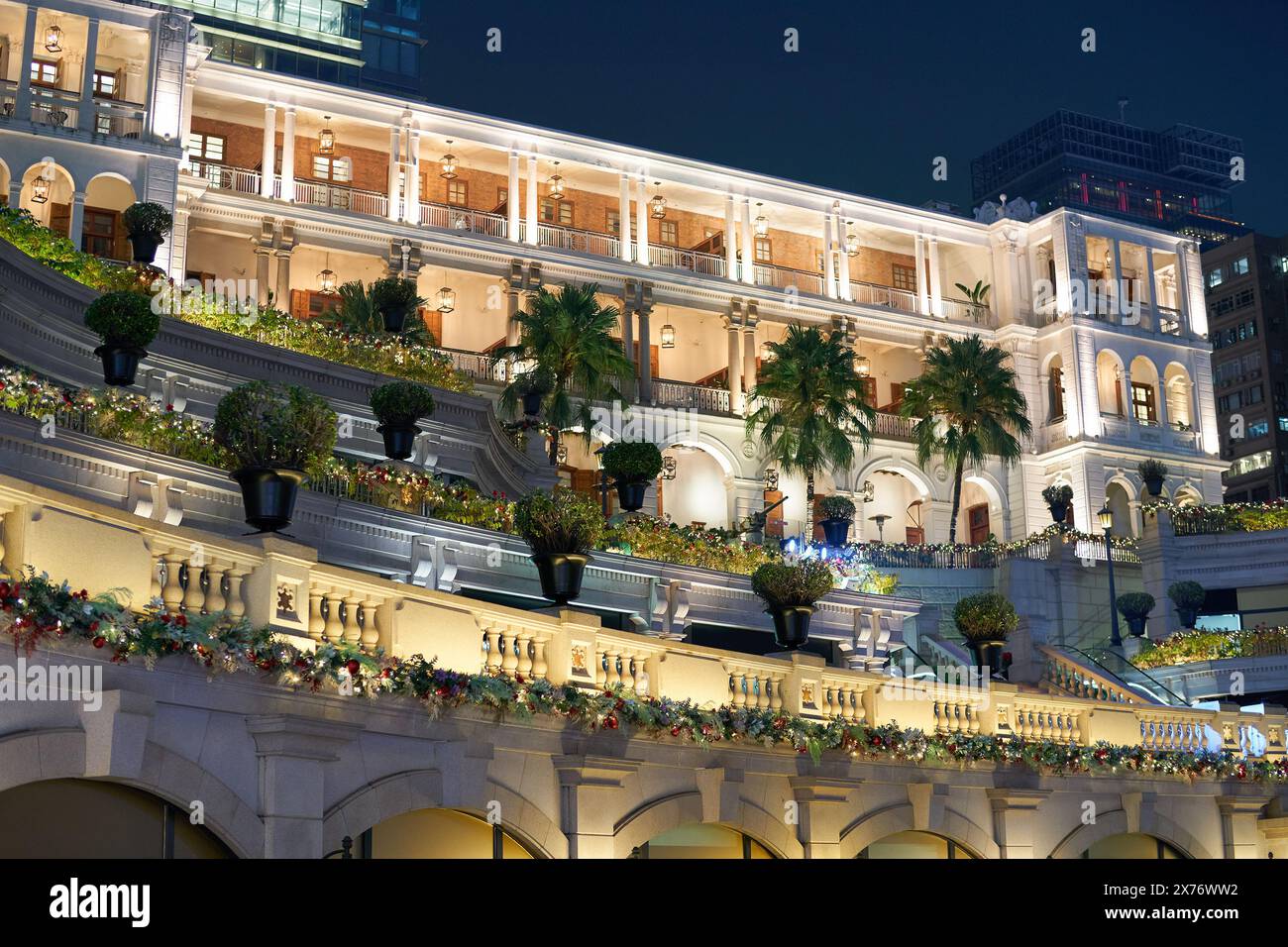 HONGKONG, CHINA - 5. DEZEMBER 2023: 1881 Heritage in der Nacht. Das ehemalige Hauptquartier der Marine Police befindet sich in Tsim Sha Tsui, Kowloon Stockfoto HONGKONG, CHINA - 5. DEZEMBER 2023: 1881 Heritage in der Nacht. Das ehemalige Hauptquartier der Marine Police befindet sich in Tsim Sha Tsui, Kowloon Stockfoto