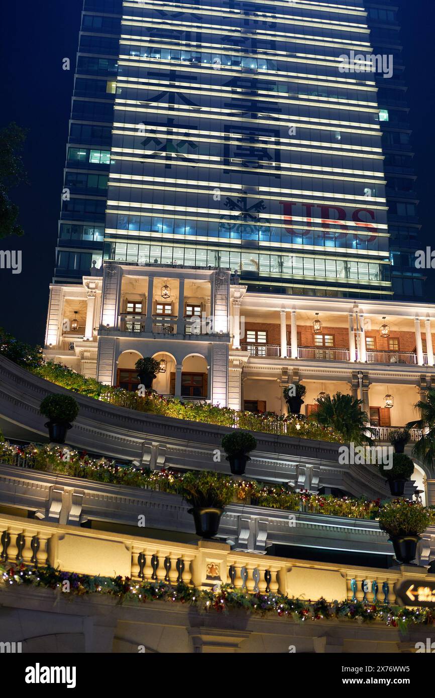 HONGKONG, CHINA - 5. DEZEMBER 2023: 1881 Heritage in der Nacht. Das ehemalige Hauptquartier der Marine Police befindet sich in Tsim Sha Tsui, Kowloon Stockfoto HONGKONG, CHINA - 5. DEZEMBER 2023: 1881 Heritage in der Nacht. Das ehemalige Hauptquartier der Marine Police befindet sich in Tsim Sha Tsui, Kowloon Stockfoto