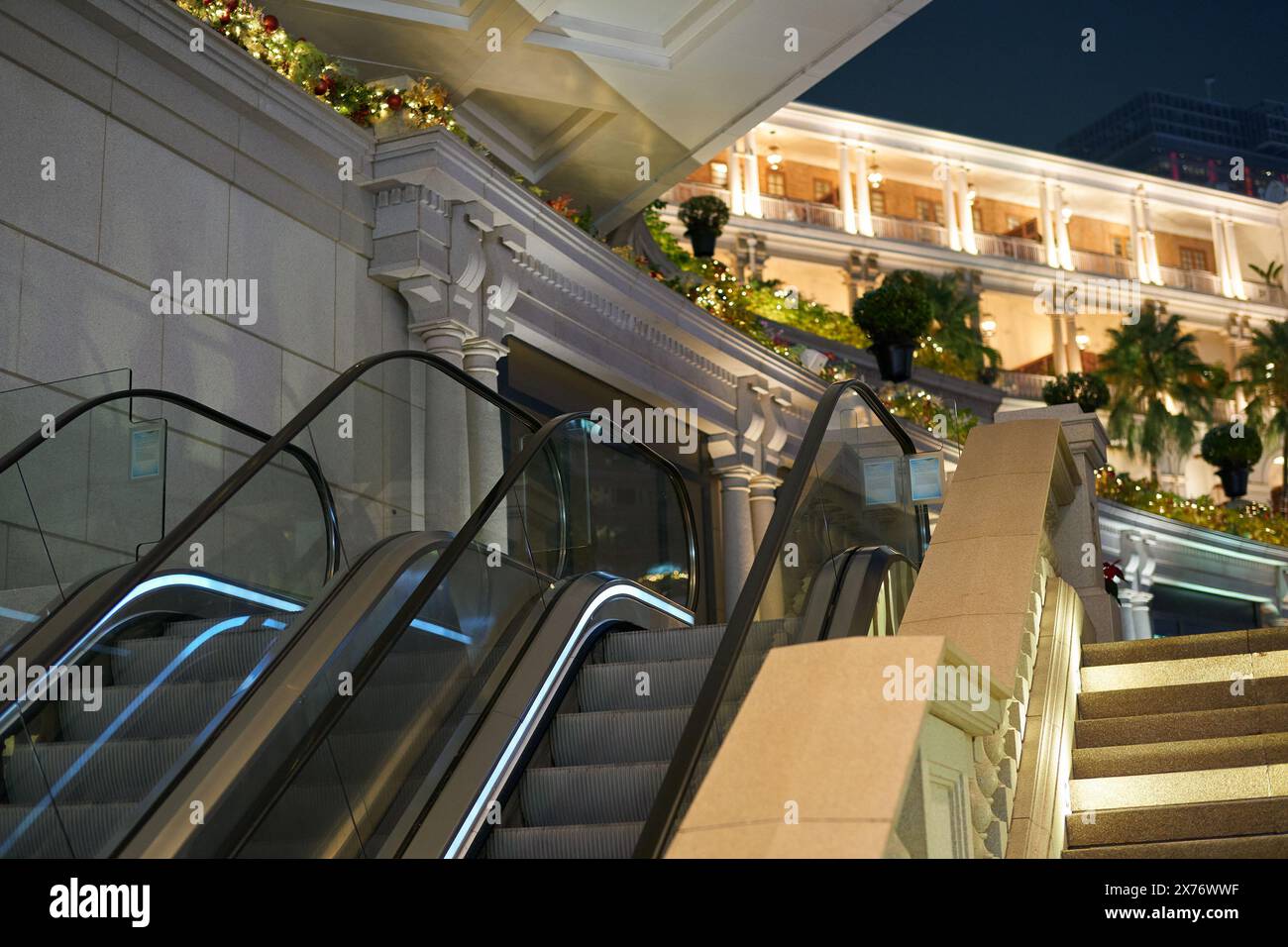 HONGKONG, CHINA - 5. DEZEMBER 2023: 1881 Heritage in der Nacht. Das ehemalige Hauptquartier der Marine Police befindet sich in Tsim Sha Tsui, Kowloon Stockfoto HONGKONG, CHINA - 5. DEZEMBER 2023: 1881 Heritage in der Nacht. Das ehemalige Hauptquartier der Marine Police befindet sich in Tsim Sha Tsui, Kowloon Stockfoto