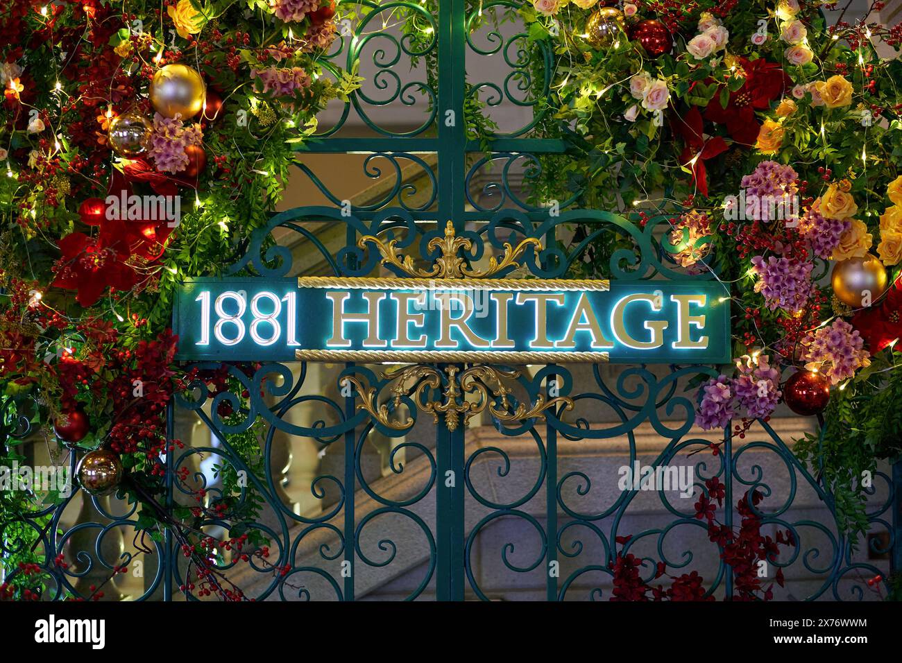 HONGKONG, CHINA - 05. DEZEMBER 2023: Nahaufnahme des 1881 Heritage-Schilds, wie bei Nacht zu sehen. Stockfoto HONGKONG, CHINA - 05. DEZEMBER 2023: Nahaufnahme des 1881 Heritage-Schilds, wie bei Nacht zu sehen. Stockfoto