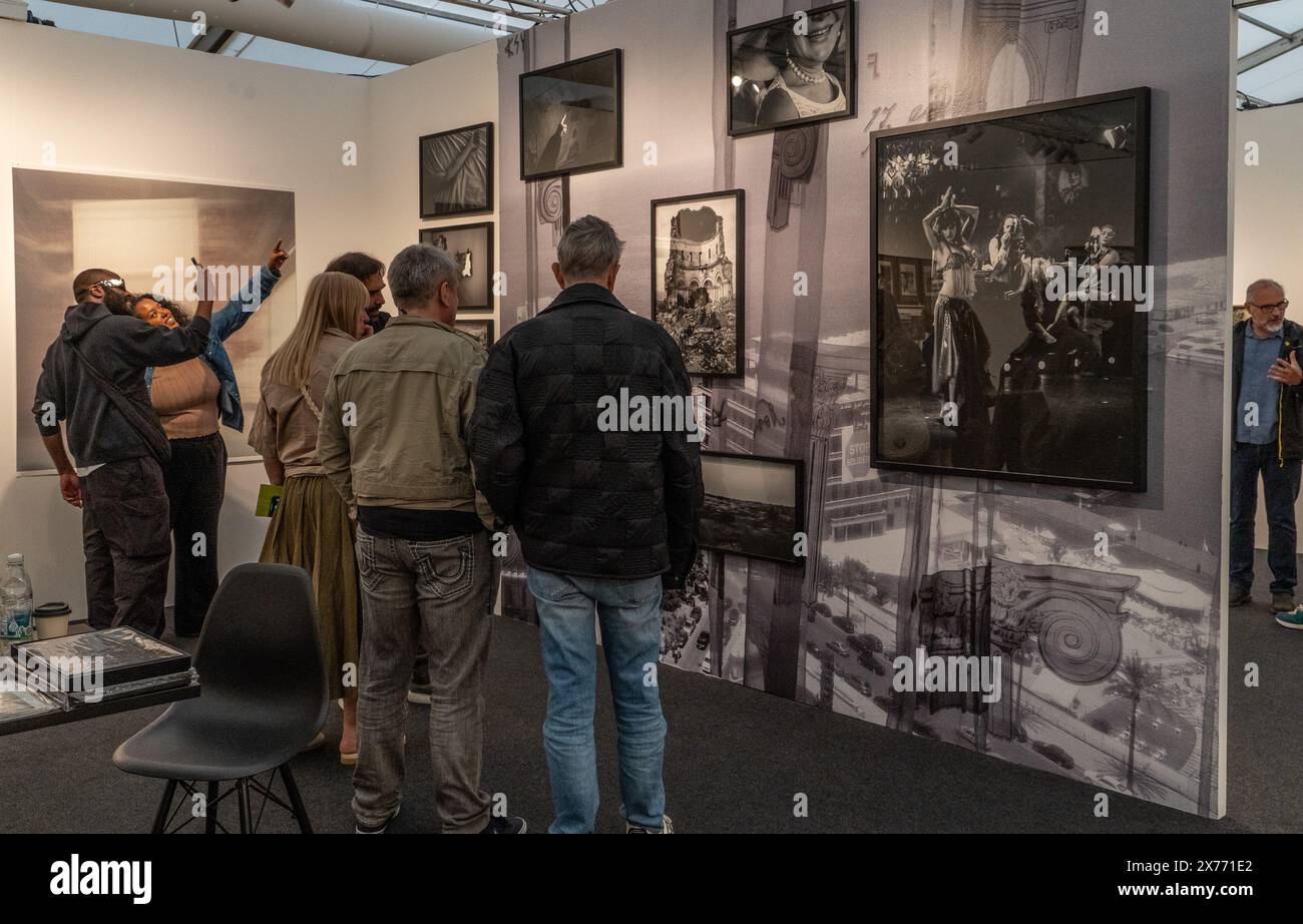 Besucher, Künstler und Galeristen auf der Photo London 2024 Fair in Somerset House, London, England, Großbritannien Stockfoto