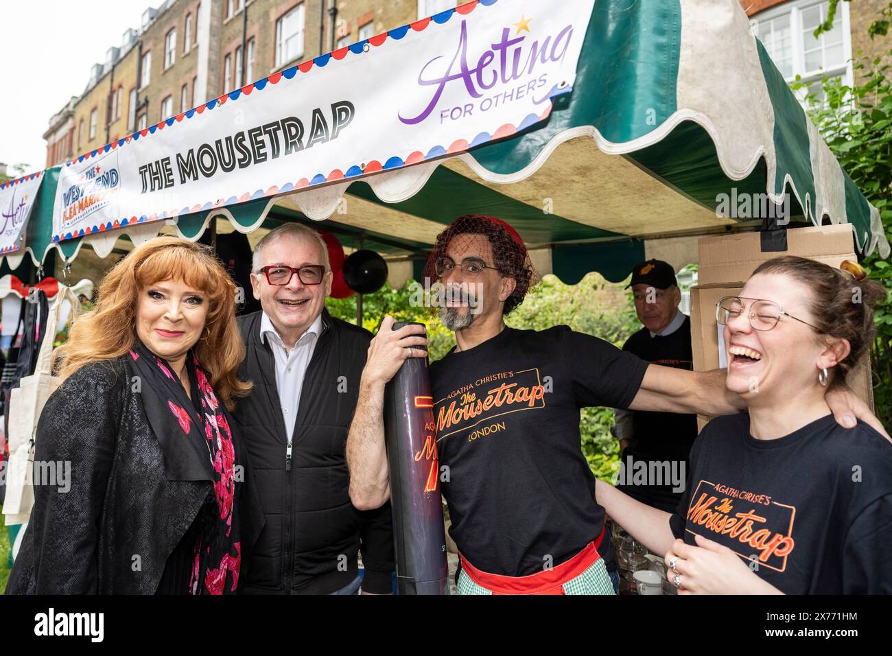 London, Großbritannien. 18. Mai 2024. Die Richter Harriet Thorpe und Christopher Biggins am Mousetrap stehen am vierten West End Flohmarkt in den Gärten der St. Paul's Church, der Actors’ Church, in Covent Garden. Top West End Shows haben einzigartige Stände eingerichtet, um ihre Produktionen zu feiern und um den bestgekleideten Stand zu konkurrieren. Theatralische Erinnerungsstücke werden der Öffentlichkeit bei einer Veranstaltung angeboten, bei der Mittel zur Unterstützung von Schauspielern für andere gesammelt werden, die 14 britischen Theater- und Wohlfahrtsverbänden zugute kommen. Quelle: Stephen Chung / Alamy Live News Stockfoto