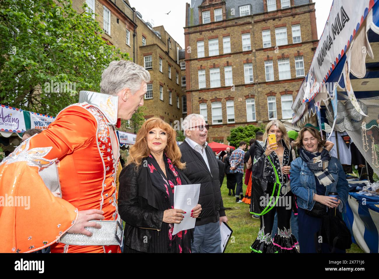 London, Großbritannien. 18. Mai 2024. Die Richter Harriet Thorpe und Christopher Biggins am Mamma Mia stehen am vierten West End Flohmarkt in den Gärten der St. Paul's Church, der Actors’ Church, in Covent Garden. Top West End Shows haben einzigartige Stände eingerichtet, um ihre Produktionen zu feiern und um den bestgekleideten Stand zu konkurrieren. Theatralische Erinnerungsstücke werden der Öffentlichkeit bei einer Veranstaltung angeboten, bei der Mittel zur Unterstützung von Schauspielern für andere gesammelt werden, die 14 britischen Theater- und Wohlfahrtsverbänden zugute kommen. Quelle: Stephen Chung / Alamy Live News Stockfoto