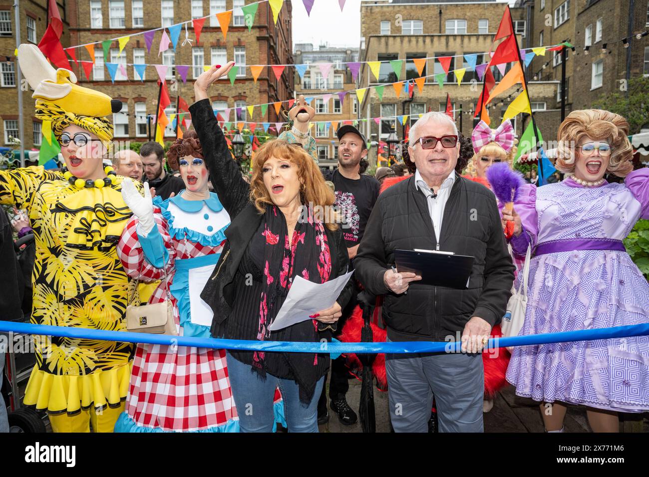 London, Großbritannien. 18. Mai 2024. Die Richter Harriet Thorpe und Christopher Biggins und Panto Dames beim ersten Bandschnitt auf dem vierten West End Flohmarkt in den Gärten der St Paul's Church, der Actors’ Church, in Covent Garden. Top West End Shows haben einzigartige Stände eingerichtet, um ihre Produktionen zu feiern und um den bestgekleideten Stand zu konkurrieren. Theatralische Erinnerungsstücke werden der Öffentlichkeit bei einer Veranstaltung angeboten, bei der Mittel zur Unterstützung von Schauspielern für andere gesammelt werden, die 14 britischen Theater- und Wohlfahrtsverbänden zugute kommen. Quelle: Stephen Chung / Alamy Live News Stockfoto