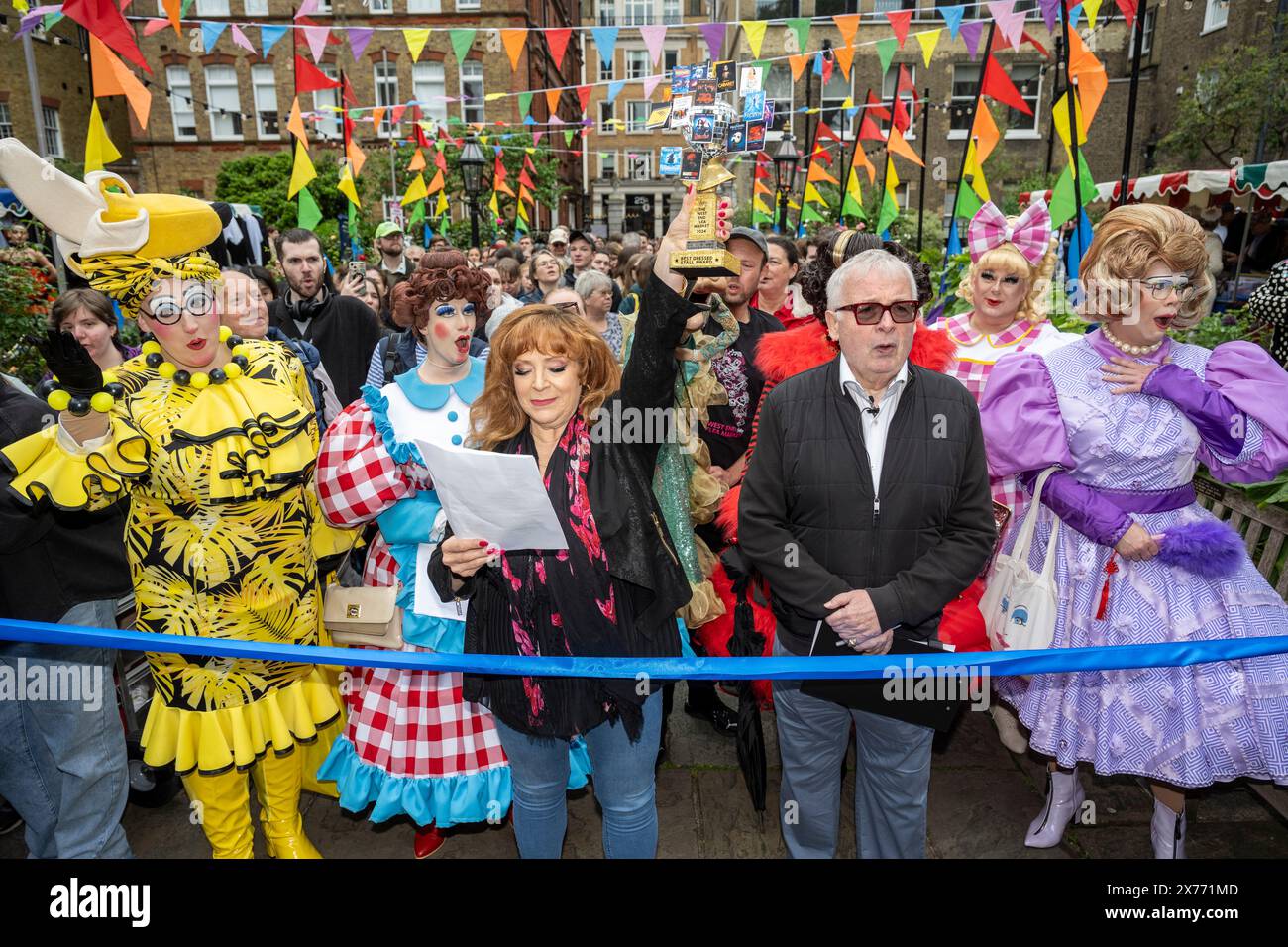London, Großbritannien. 18. Mai 2024. Die Richter Harriet Thorpe und Christopher Biggins und Panto Dames beim ersten Bandschnitt auf dem vierten West End Flohmarkt in den Gärten der St Paul's Church, der Actors’ Church, in Covent Garden. Top West End Shows haben einzigartige Stände eingerichtet, um ihre Produktionen zu feiern und um den bestgekleideten Stand zu konkurrieren. Theatralische Erinnerungsstücke werden der Öffentlichkeit bei einer Veranstaltung angeboten, bei der Mittel zur Unterstützung von Schauspielern für andere gesammelt werden, die 14 britischen Theater- und Wohlfahrtsverbänden zugute kommen. Quelle: Stephen Chung / Alamy Live News Stockfoto