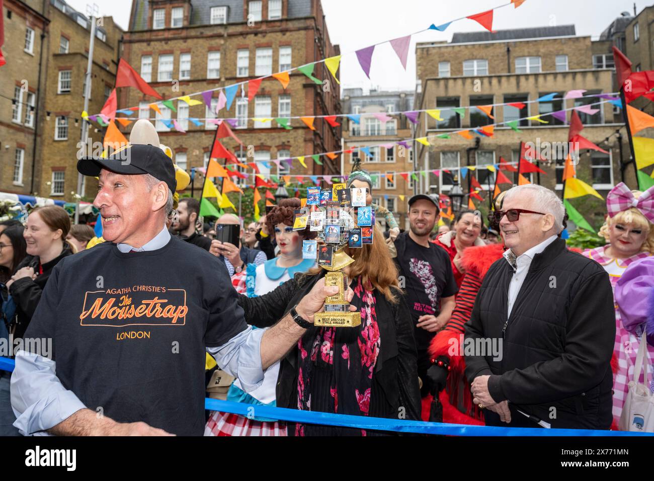 London, Großbritannien. 18. Mai 2024. Der Mousetrap wird von den Richtern Harriet Thorpe und Christopher Biggins auf dem vierten West End Flohmarkt in den Gärten der St Paul's Church, der Actors’ Church, in Covent Garden ausgezeichnet. Top West End Shows haben einzigartige Stände eingerichtet, um ihre Produktionen zu feiern und um den bestgekleideten Stand zu konkurrieren. Theatralische Erinnerungsstücke werden der Öffentlichkeit bei einer Veranstaltung angeboten, bei der Mittel zur Unterstützung von Schauspielern für andere gesammelt werden, die 14 britischen Theater- und Wohlfahrtsverbänden zugute kommen. Quelle: Stephen Chung / Alamy Live News Stockfoto