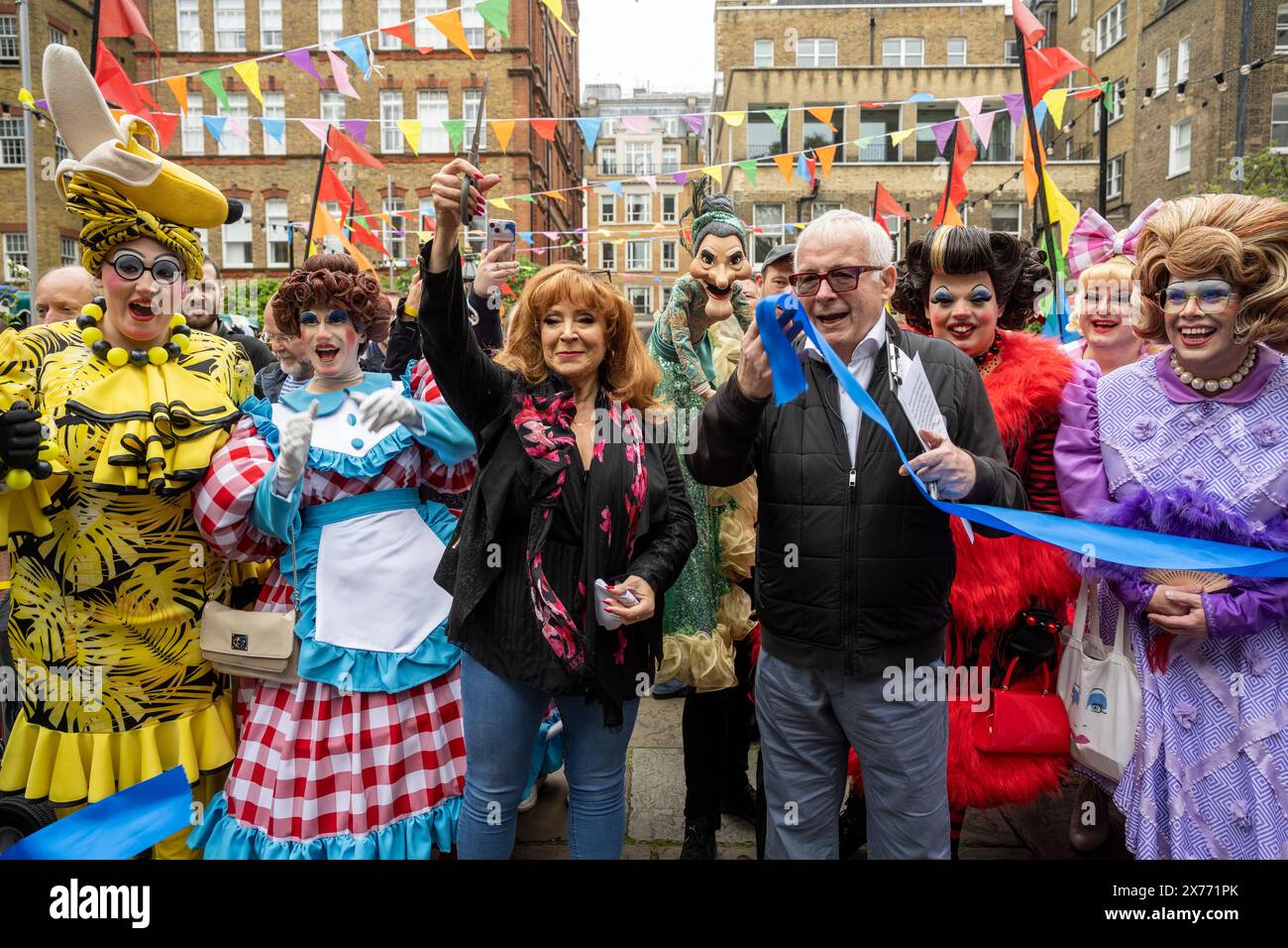 London, Großbritannien. 18. Mai 2024. Die Richter Harriet Thorpe und Christopher Biggins und Panto Dames beim ersten Bandschnitt auf dem vierten West End Flohmarkt in den Gärten der St Paul's Church, der Actors’ Church, in Covent Garden. Top West End Shows haben einzigartige Stände eingerichtet, um ihre Produktionen zu feiern und um den bestgekleideten Stand zu konkurrieren. Theatralische Erinnerungsstücke werden der Öffentlichkeit bei einer Veranstaltung angeboten, bei der Mittel zur Unterstützung von Schauspielern für andere gesammelt werden, die 14 britischen Theater- und Wohlfahrtsverbänden zugute kommen. Quelle: Stephen Chung / Alamy Live News Stockfoto