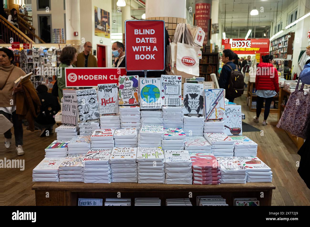 BLIND DATE MIT Einem BUCH, eine ungewöhnliche Verkaufstechnik, Bücher mit minimalen Beschreibungen im Strand Bookstore in Greenwich Village, Manhattan zu verkaufen. Stockfoto