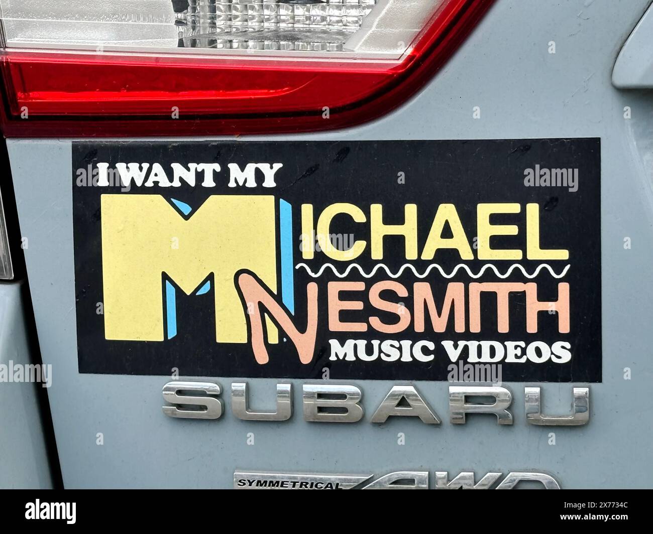 Ein ungewöhnlicher Stoßfänger-Aufkleber, auf dem steht, dass ich MEINE MICHAEL NESMITH MUSIKVIDEOS WILL, ein Abstecher zum Slogan, I want my MTV. Stockfoto