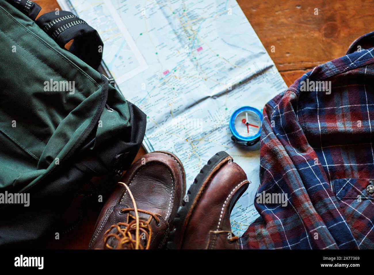 Karte, Kompass und Schuhe mit Wanderausrüstung für Abenteuer, Reise und Reisen als Sicherheit oder Schutz. Rucksack, Kleidung und Trekkingwerkzeuge als Ausrüstung Stockfoto