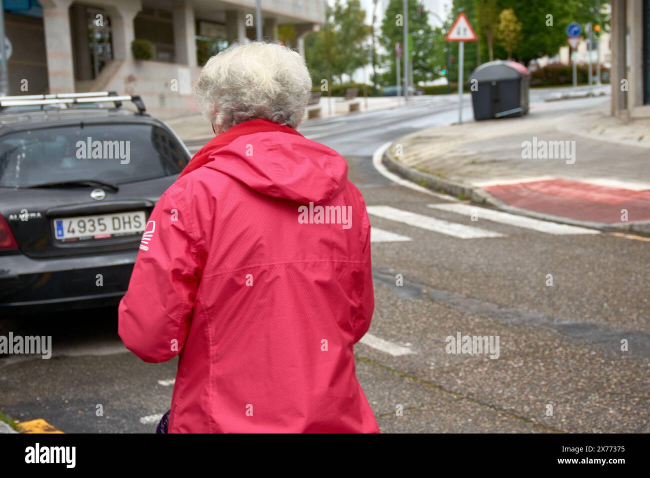Vigo, Pontevedra, Spanien; 17. Mai 2023; eine Erwachsene Frau mit weißem Haar und rotem Trainingsanzug spricht am Telefon und wartet darauf, das Rennen zu starten Stockfoto
