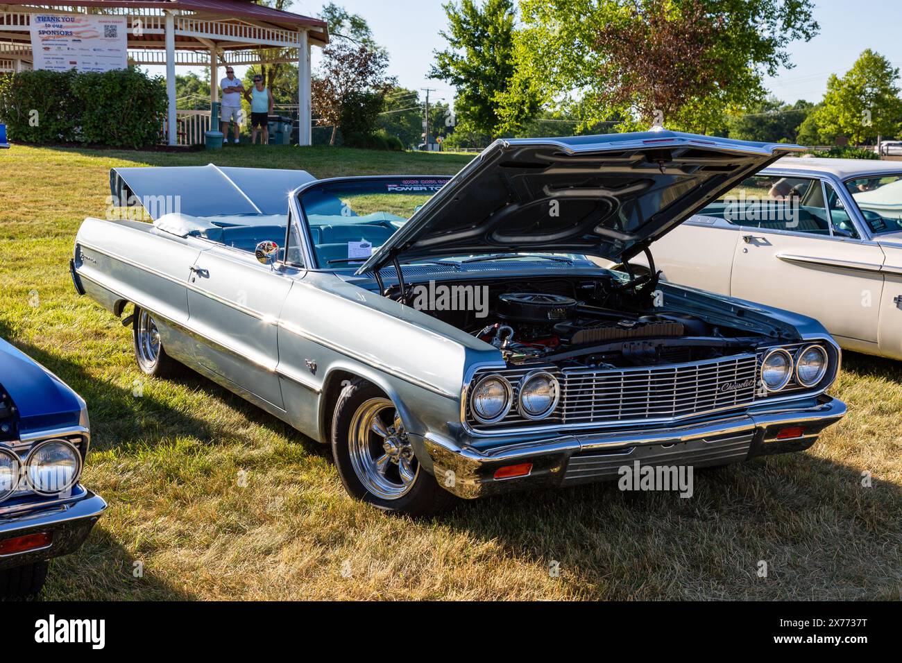 Ein blaues 1964er Chevrolet Impala Cabrio im Riverside Gardens Park in Leo-Cedarville, Indiana, USA. Stockfoto