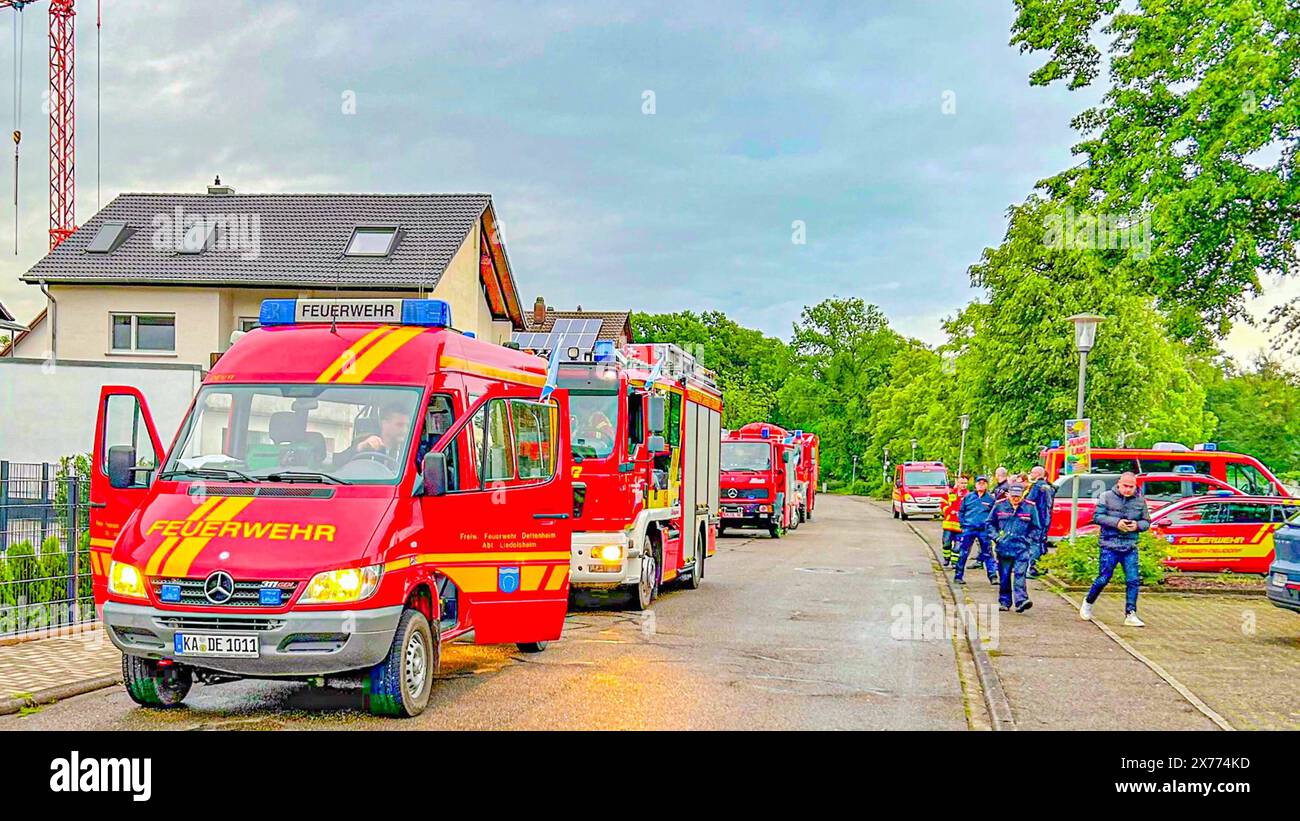 Katastrophenhilfe aus dem Kreis Karlsruhe nach Saarland: Hochwasserzug der Feuerwehr des Landkreises Karlsruhe macht sich in den frühen Morgenstunden des Samstages auf Anforderung auf den Weg ins Hochwassergebiet nach Saarland - Karlsruher Einsatzkräfte ein Hochwasserzug der Feuerwehr aus dem Landkreis Karlsruhe machte sich am frühen Samstagmorgen auf den Weg ins Hochwassergebiet Saarland. Aufgrund des anhaltenden Dauerregens hat die Landeshauptstadt Saarbrücken eine sogenannte Großschadenslage ausgerufen. Es kommt zu großflächigen Überflutungen, mehrere Gebäude in der Stadt müssen evakuiert werden Stockfoto