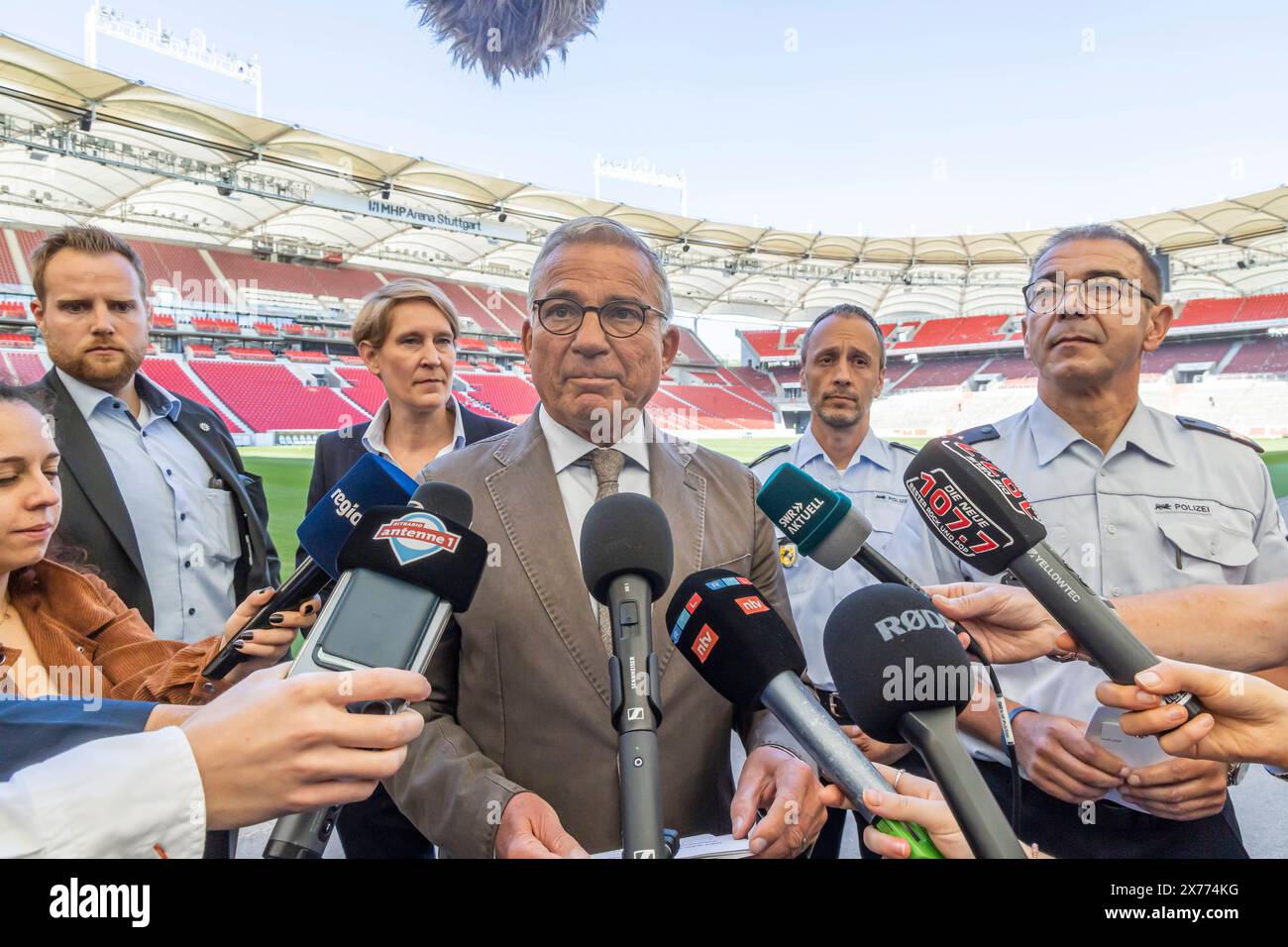 Von rechts: Anton Saile, Polizeipräsident Polizeidirektor Steffen Haas Thomas Strobl CDU, Innenminister und stv. Ministerpräsident Dr. Stefanie Hinz, Landespolizeipräsidentin. Anti-Terror-Übung der Polizei Baden-Württemberg im Fußballstadion. Im Vorfeld der Fußball-EM Proben 1200 Polizistinnen und Polizisten den Ernstfall. Szenario: Messerstecherei auf der Tribüne der MHP-Arena, dem Stadion des VfB Stuttgart, das zugleich Austragungsort von fünf EM-Spielen ist. Nach der Erstversorgung durch die Polizei wurde auch die Übergabe der Verletzten an Rettungsdienste und Feuerwehr geprobt. // 14.05.20 Stockfoto