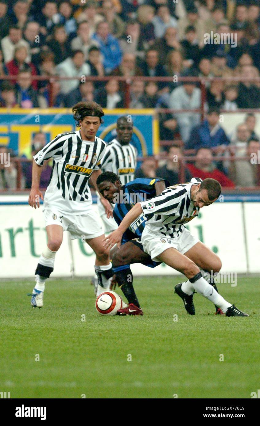 Mailand Italien 04.04.2004: Paolo Montero, Juventus-Spieler, und Obafemi Martins, Inter-Spieler während des Spiels FC Inter-FC Juventus Stockfoto