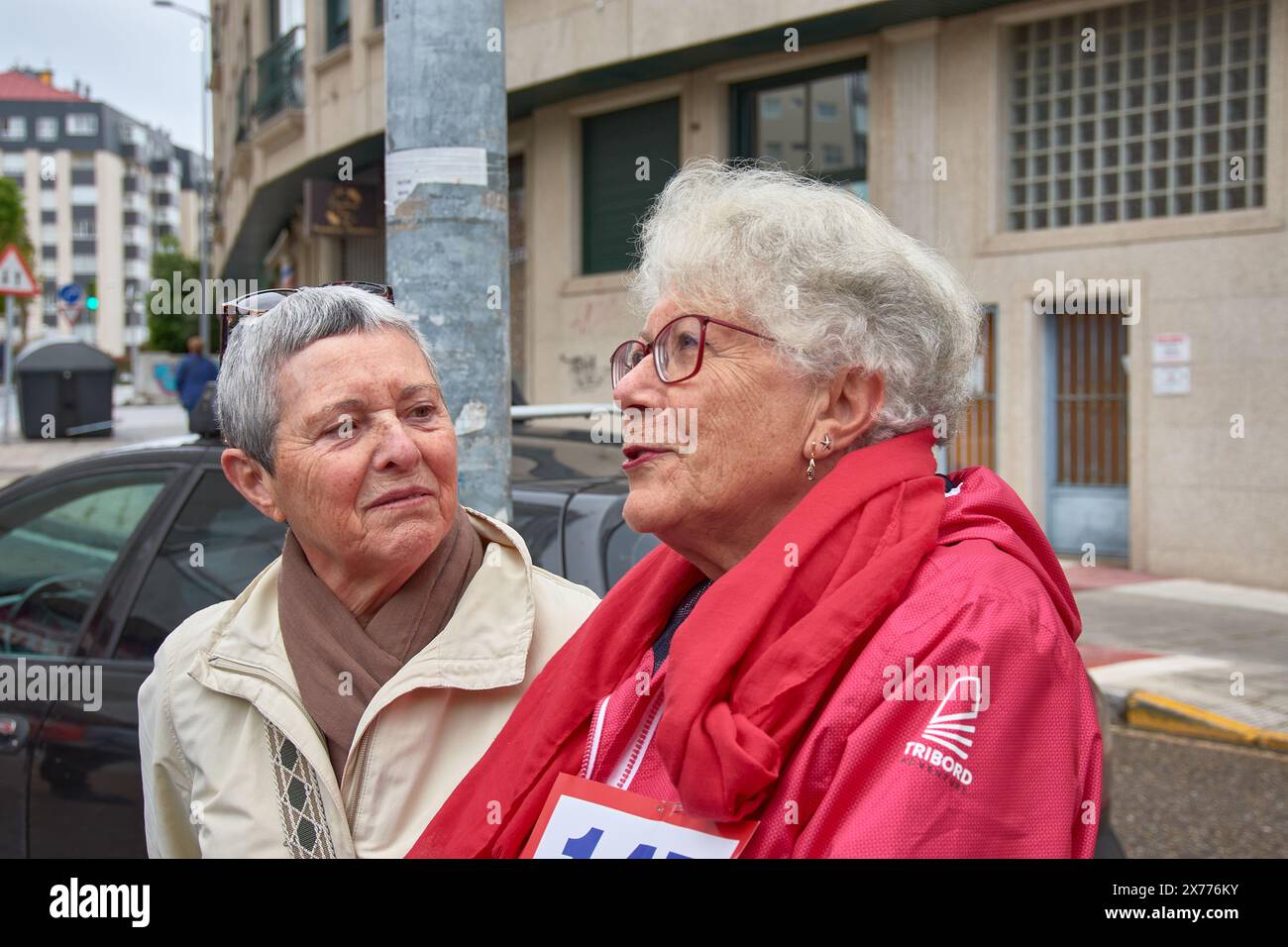 Vigo, Pontevedra, Spanien; 17. Mai 2023; zwei ältere weißhaarige Frauen unterhalten sich gütlich miteinander. Stockfoto