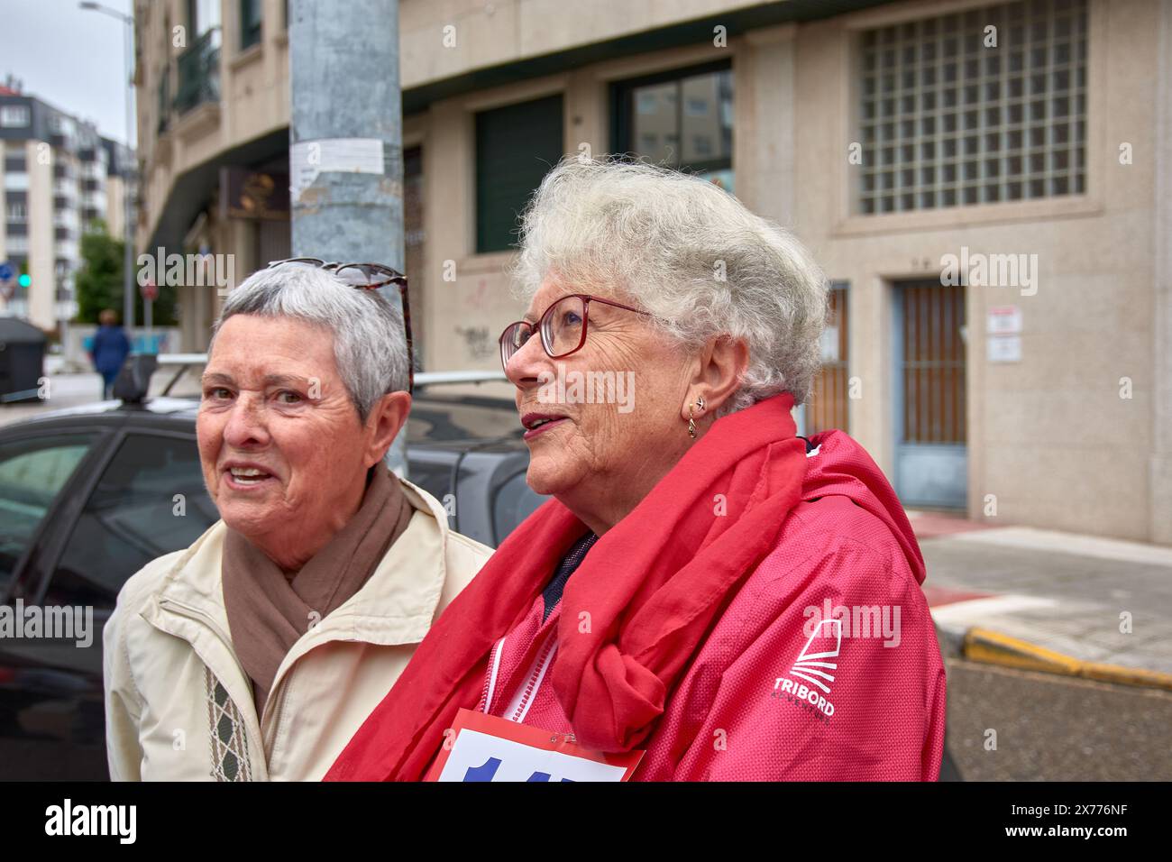 Vigo, Pontevedra, Spanien; 17. Mai 2023; zwei ältere weißhaarige Frauen unterhalten sich gütlich miteinander. Stockfoto