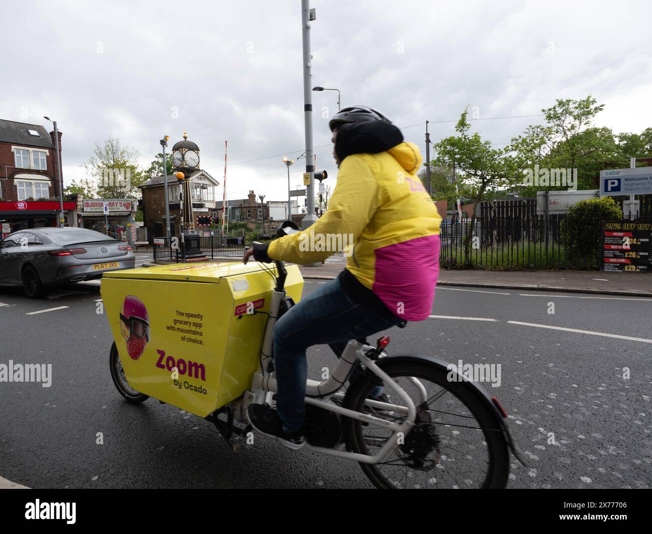 Zoom von Ocado Lieferradfahrer auf E-Bike, Highams Park London UK Stockfoto