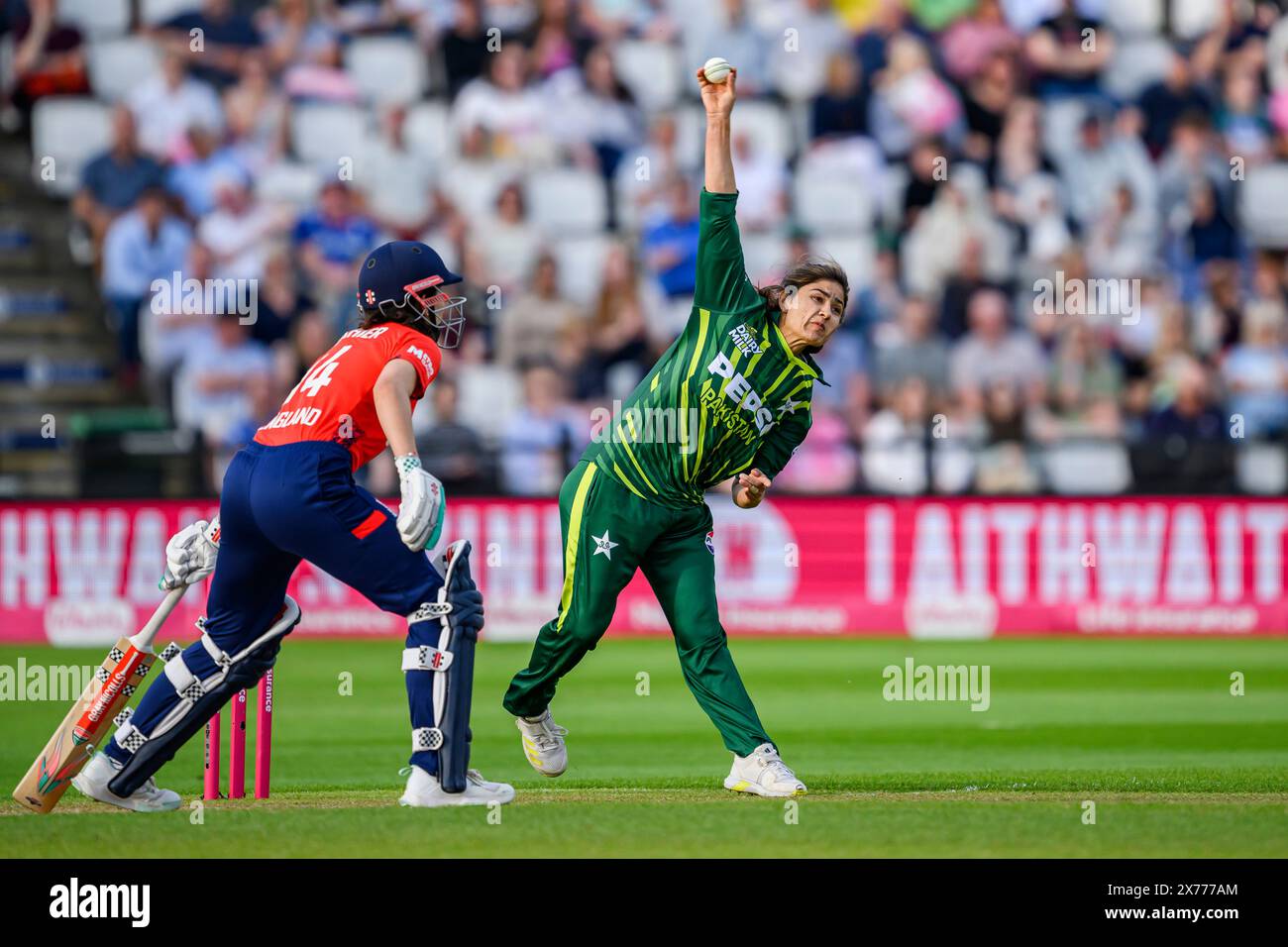 NORTHAMPTON, VEREINIGTES KÖNIGREICH. Mai 2024. Diana Baig of Pakistan Women (rechts) in der Bowlingaktion während England Women gegen Pakistan Women - 2nd Vitality IT20 am Freitag, den 17. Mai 2024 in NORTHAMPTON ENGLAND. Quelle: Taka Wu/Alamy Live News Stockfoto