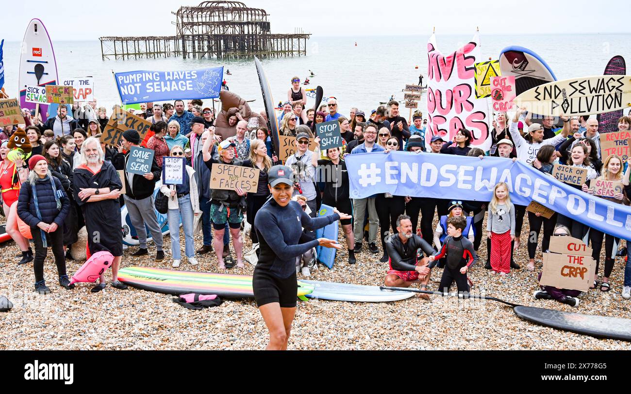 Brighton Großbritannien 18 Mai 2024 - Dame Kelly Holmes schließt sich heute den Surfers gegen den Abwasserprotest des Brighton West Pier an , als Hunderte von Demonstranten auf das Meer gehen und sich für Wasserunternehmen einsetzen , um Abwasser in das Meer und die Wasserstraßen um Großbritannien zu pumpen . Credit Simon Dack / Alamy Live News Stockfoto