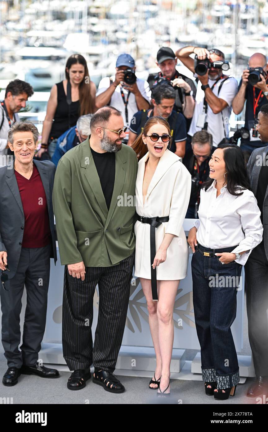 News - Types of Freundlichkeit Photocall - das 77. Jährliche Filmfestival von Cannes Willem Dafoe, Yorgos Lanthimos, Emma Stone, Hong Chau nehmen am 18. Mai 2024 am 77. Jährlichen Filmfestival von Cannes im Palais des Festivals in Cannes Teil. Cannes Palais des Festival Frankreich Copyright: XStefanosxKyriazisx/xLiveMediax LPN 1357893 Stockfoto