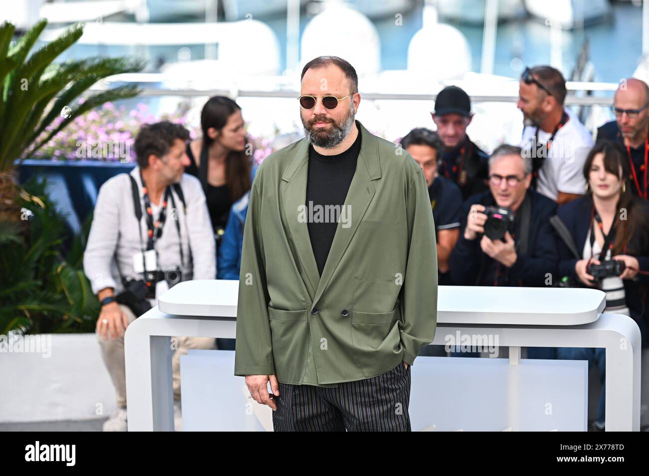 News - Types of Kindness Photocall - das 77. Jährliche Filmfestival von Cannes Yorgos Lanthimos nimmt am 18. Mai 2024 am 77. Jährlichen Filmfestival von Cannes im Palais des Festivals in Cannes Teil. Cannes Palais des Festival Frankreich Copyright: XStefanosxKyriazisx/xLiveMediax LPN 1357894 Stockfoto