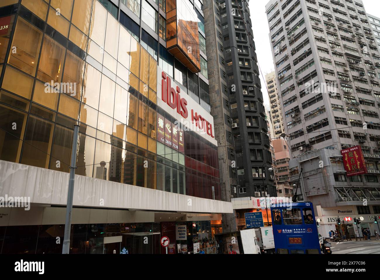 HONGKONG, CHINA - 06. DEZEMBER 2023: Ibis Hong Kong Central und Sheung Wan Hotel tagsüber. Stockfoto