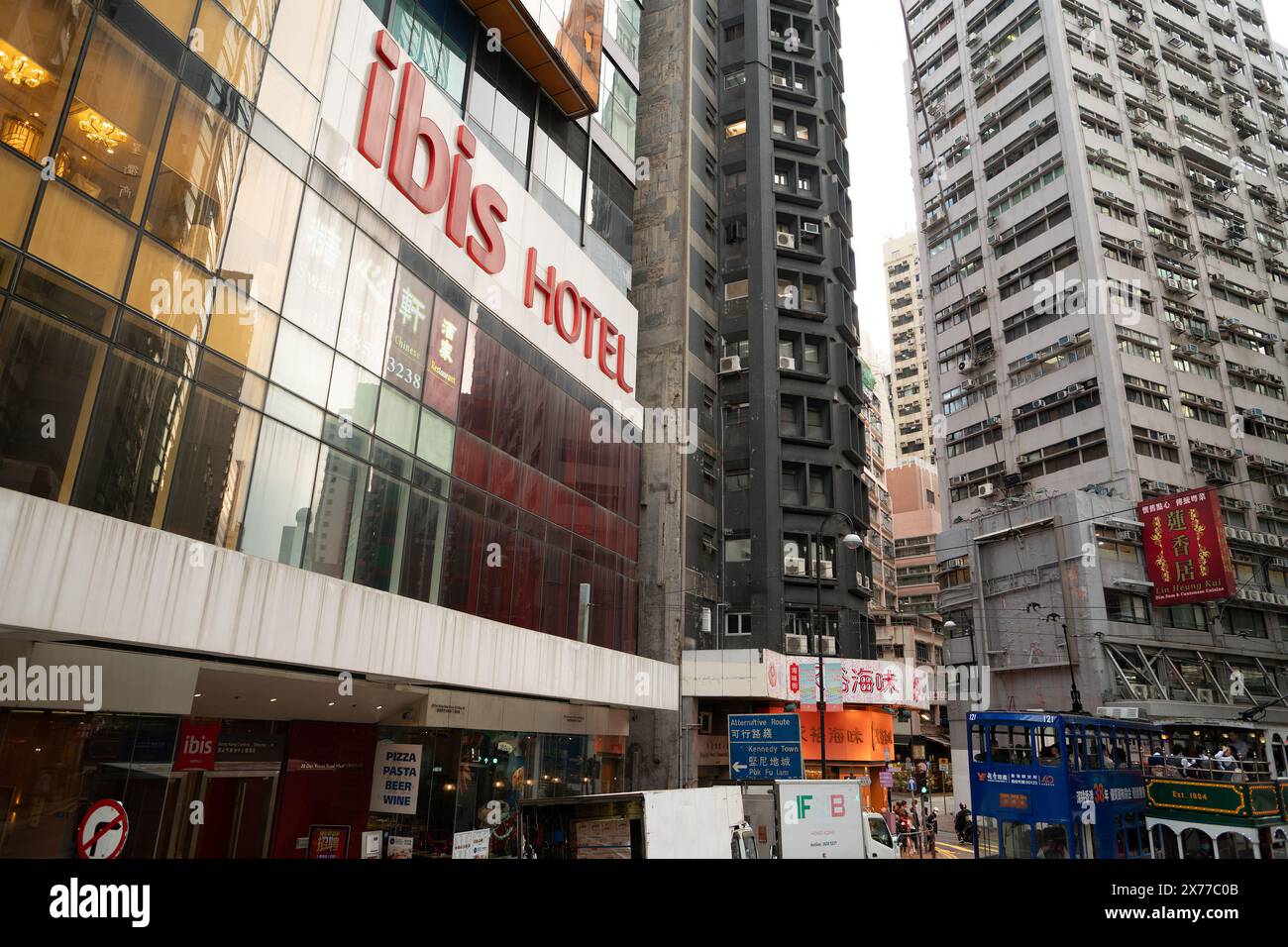 HONGKONG, CHINA - 06. DEZEMBER 2023: Ibis Hong Kong Central und Sheung Wan Hotel tagsüber. Stockfoto
