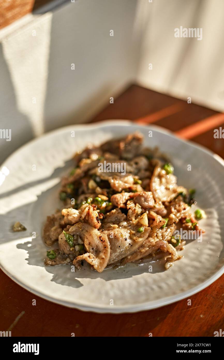 Nahaufnahme gebratenes Schweinefleisch mit Chili-Sauce verrühren Stockfoto