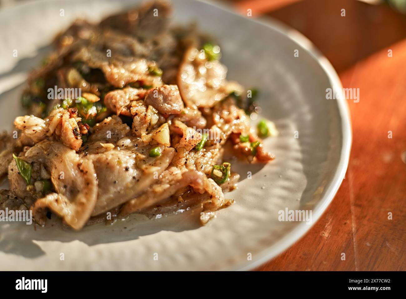 Nahaufnahme gebratenes Schweinefleisch mit Chili-Sauce verrühren Stockfoto