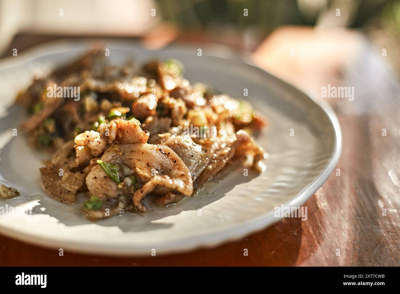 Nahaufnahme gebratenes Schweinefleisch mit Chili-Sauce verrühren Stockfoto