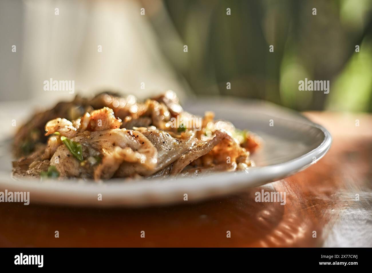 Nahaufnahme gebratenes Schweinefleisch mit Chili-Sauce verrühren Stockfoto
