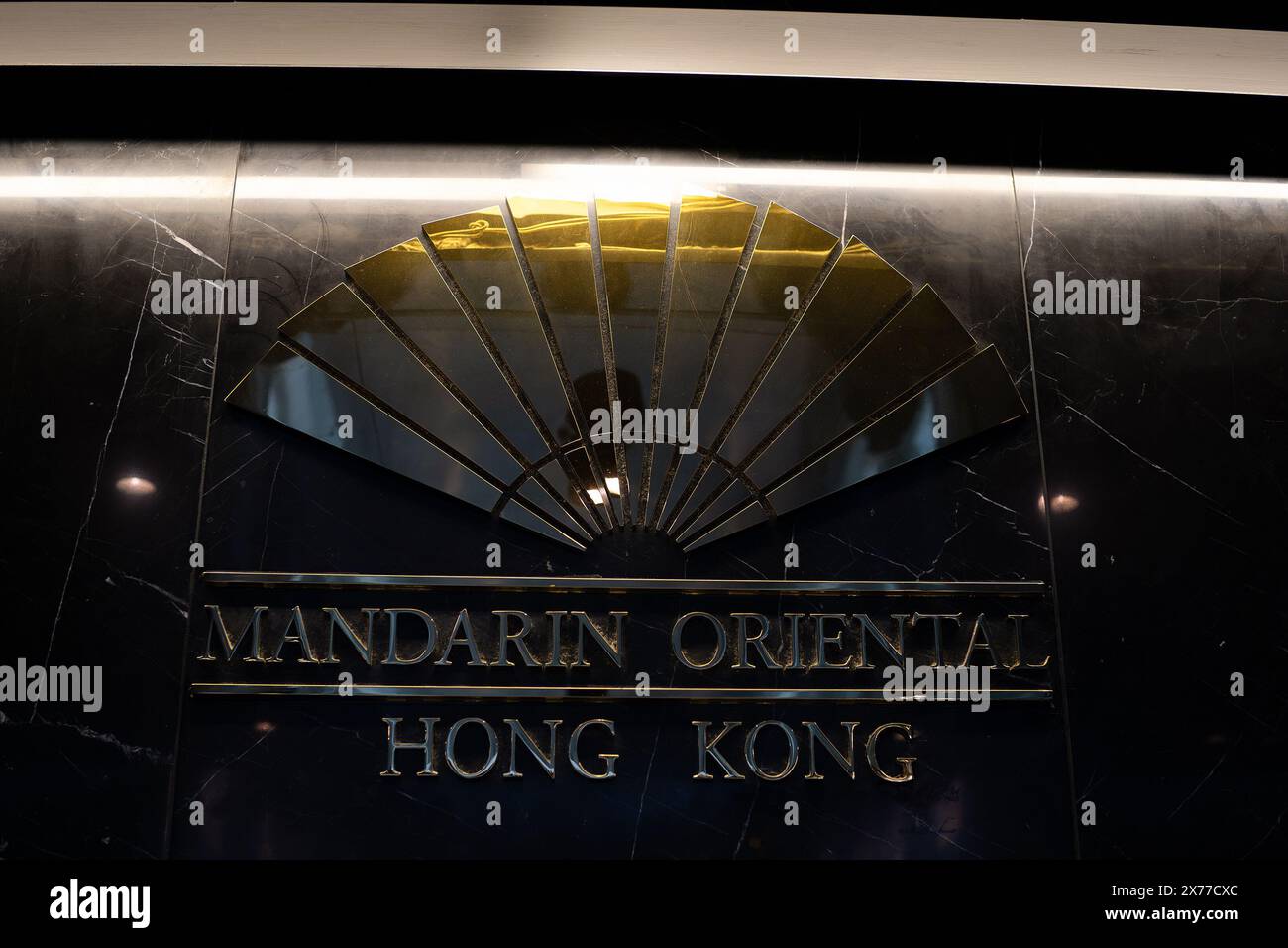 HONGKONG, CHINA - 07. DEZEMBER 2023: Nahaufnahme des Mandarin Oriental, Hongkong-Schild. Stockfoto