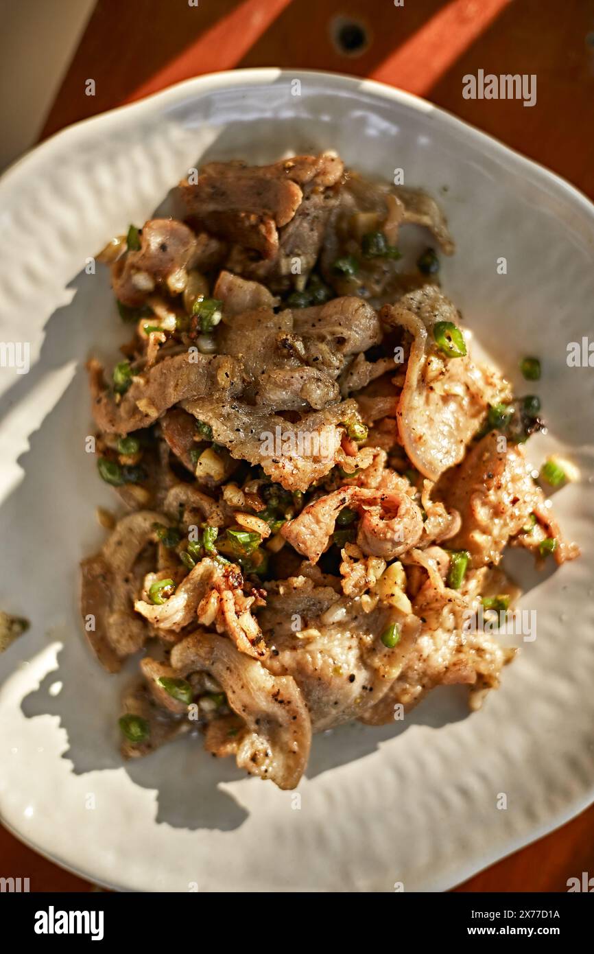 Nahaufnahme gebratenes Schweinefleisch mit Chili-Sauce verrühren Stockfoto