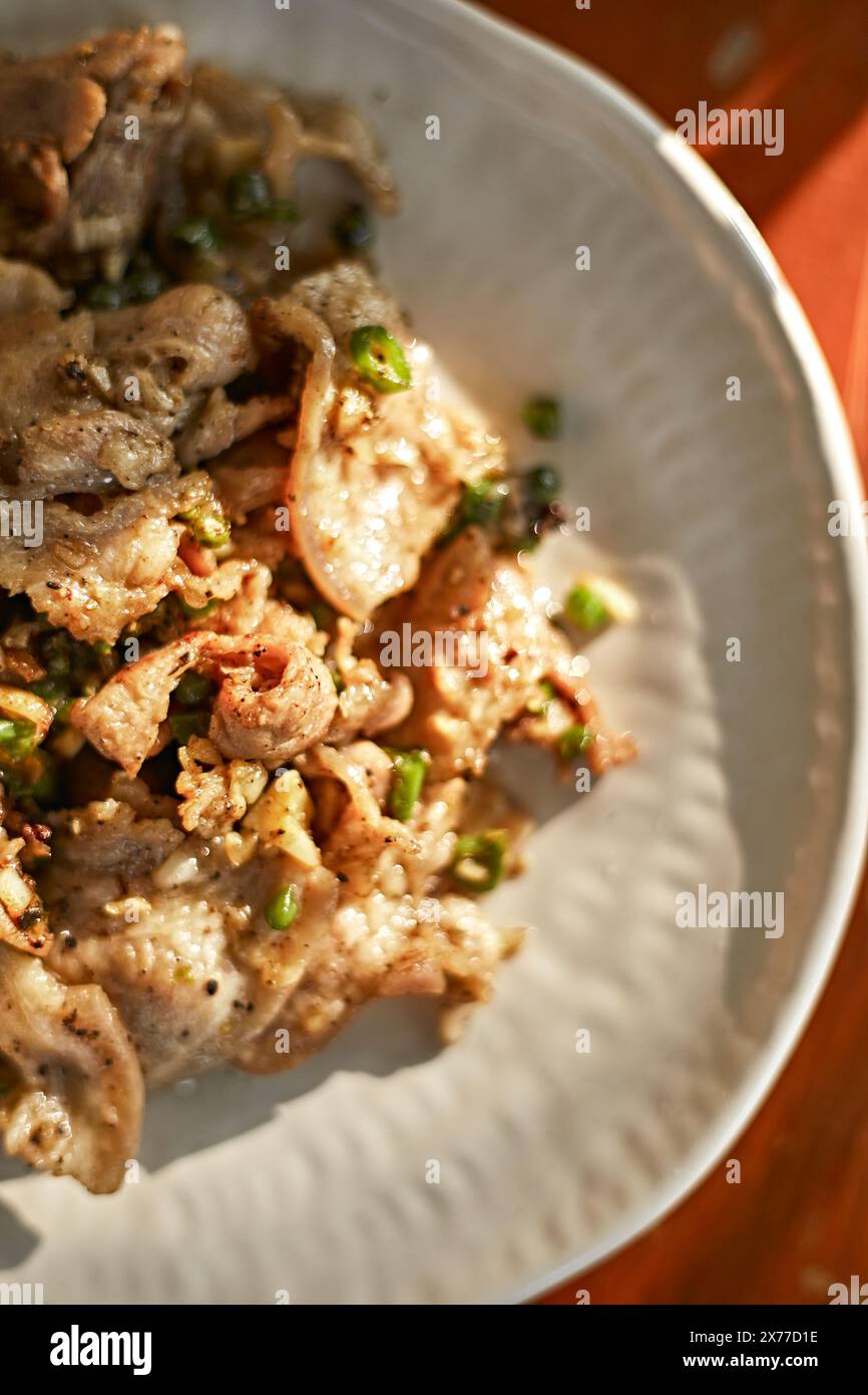 Nahaufnahme gebratenes Schweinefleisch mit Chili-Sauce verrühren Stockfoto