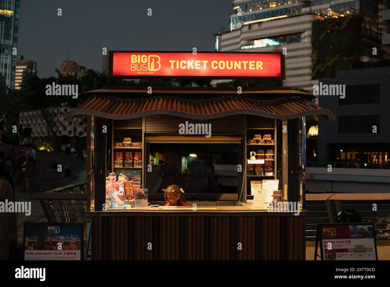 HONGKONG, CHINA - 07. DEZEMBER 2023: Big Bus Tours Ticketschalter in Hongkong Stockfoto
