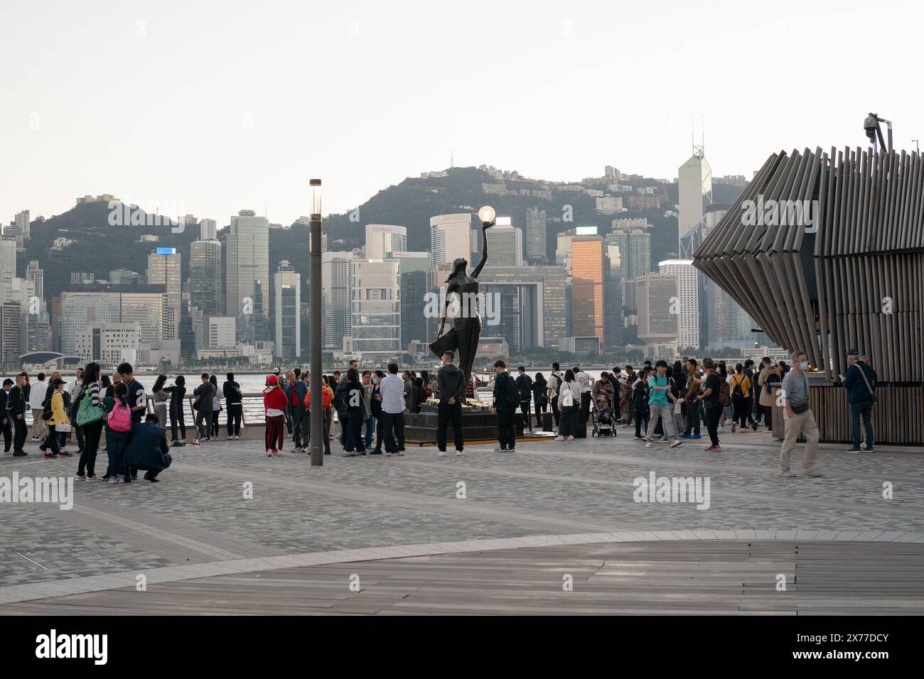 HONGKONG, CHINA - 07. DEZEMBER 2023: Blick auf die Hong Kong Film Awards Statue auf Straßenhöhe, wie gesehen Victoria Harbour Waterfront in Tsim Sha Tsui. Stockfoto