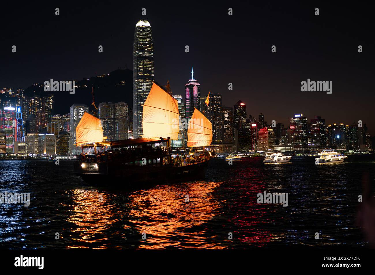 HONGKONG, CHINA - 07. DEZEMBER 2023: Aqua Luna II im Victoria Harbour, Hongkong. Stockfoto