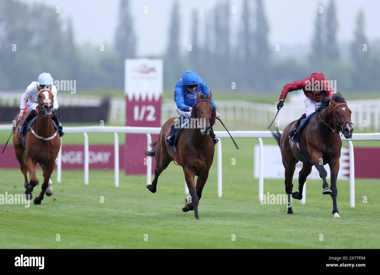 Mittelerde (rechts) mit Jockey Oisin Murphy auf dem Weg zum Sieg der Sky Sports Racing Aston Park Stakes auf der Newbury Racecourse. Bilddatum: Samstag, 18. Mai 2024. Stockfoto