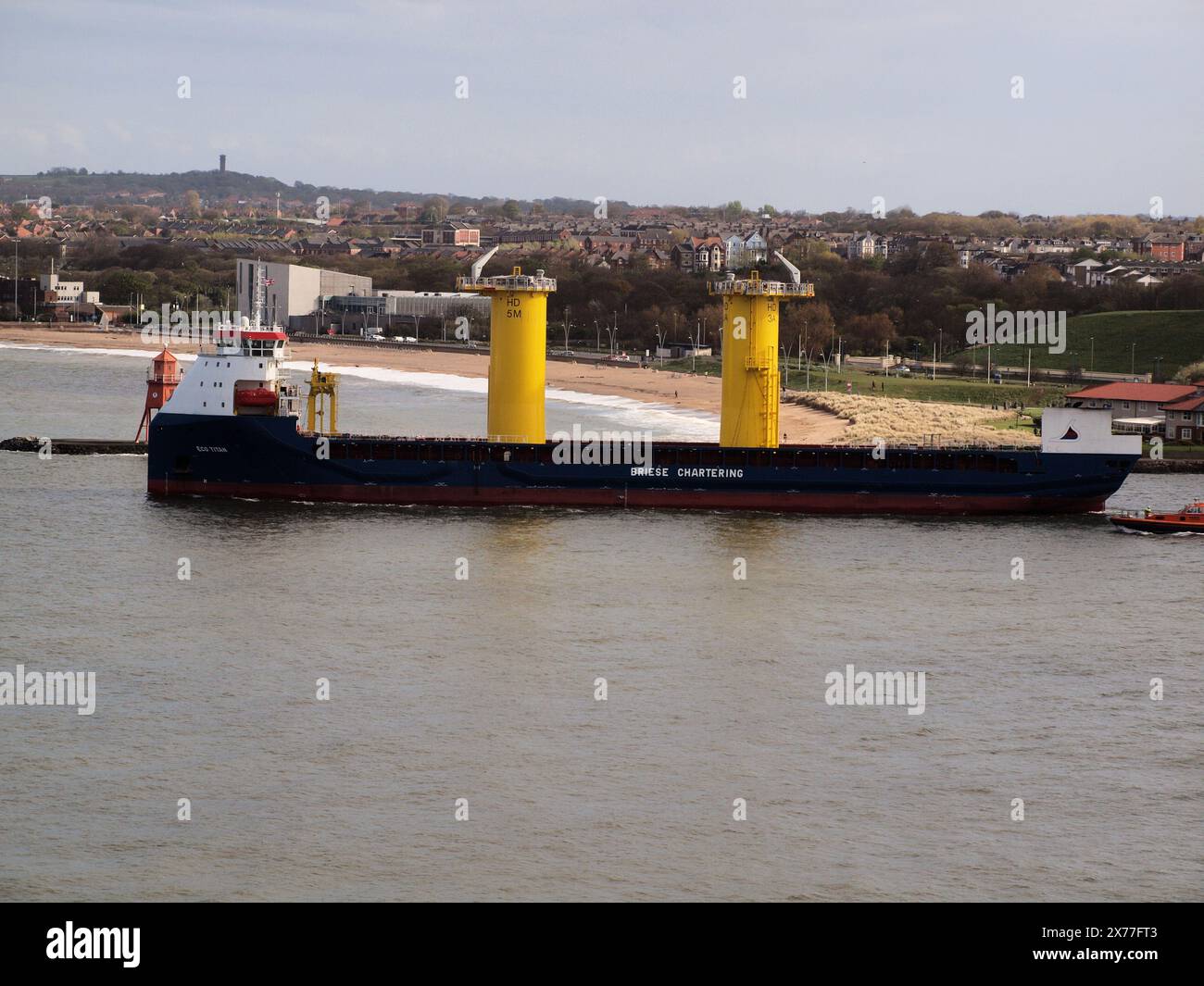 Die Unterwasseraufbauten von Windkraftanlagen wurden auf dem Fluss Tyne in die Nordsee transportiert, um dort einen Windpark zu bauen. Stockfoto